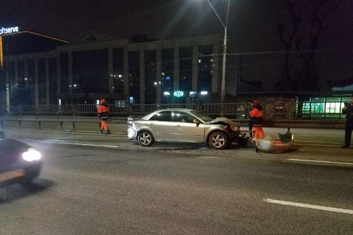 У Києві Mazda влетіла у відбійник і протаранила дві автівки (фото, відео)