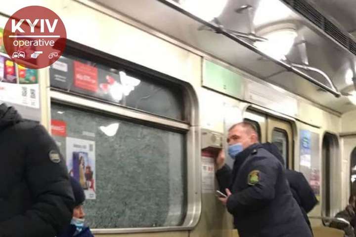 У київському метро невідомі пошкодили вікна у чотирьох потягах: фото