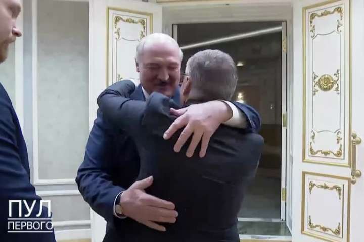 Глава Міжнародної федерації хокею – про обійми з Лукашенком: Вийшло трохи нерозумно, мені теж ніяково