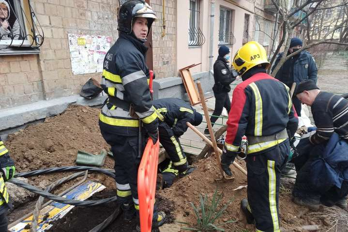 Трагедия в Киеве: под обвалом земли погиб человек (фото)