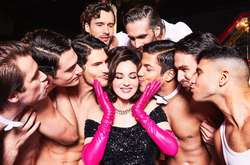  56-летняя актриса Моника Беллуччи в сверкающем платье легла на руки мужчин 
  