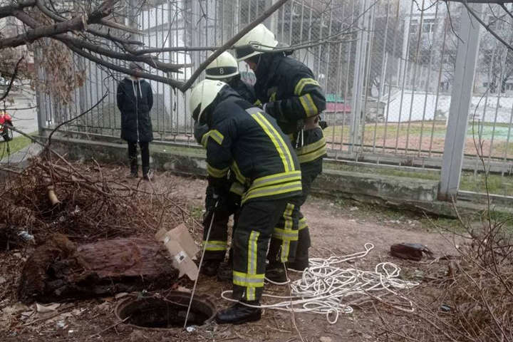 У Києві рятувальники дістали тіло чоловіка з колектора (фото)