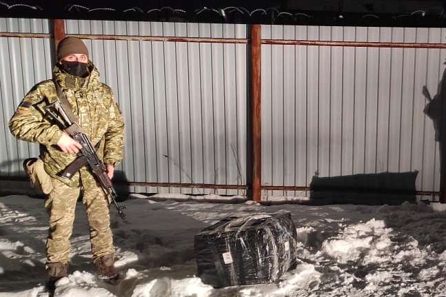 На Луганщині контрабандист зі светрами намагався прорватися до України через паркан  