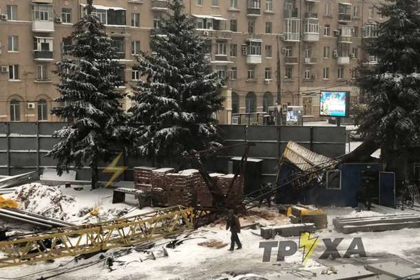 У центрі Харкова упав будівельний кран