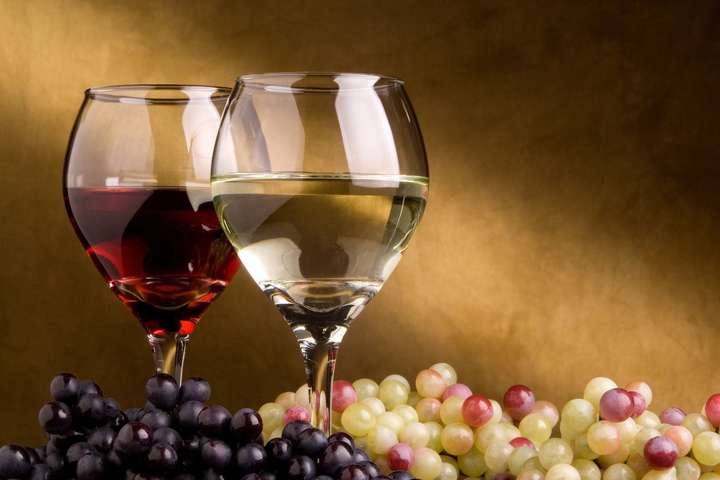 Вчені визначили, чим небезпечний один келих вина в день