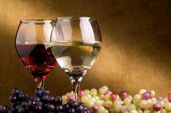 Вчені визначили, чим небезпечний один келих вина в день
