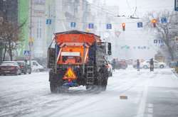 Дорожники розпочинають превентивну обробку доріг і тротуарів