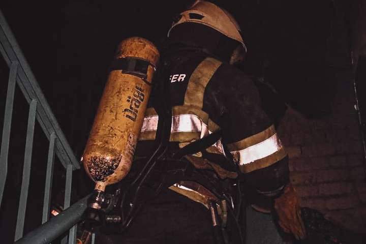 У багатоповерхівці в Києві спалахнула пожежа: загинула людина