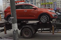  Эвакуатор в Киеве загрузил автомобиль с ребенком внутри 