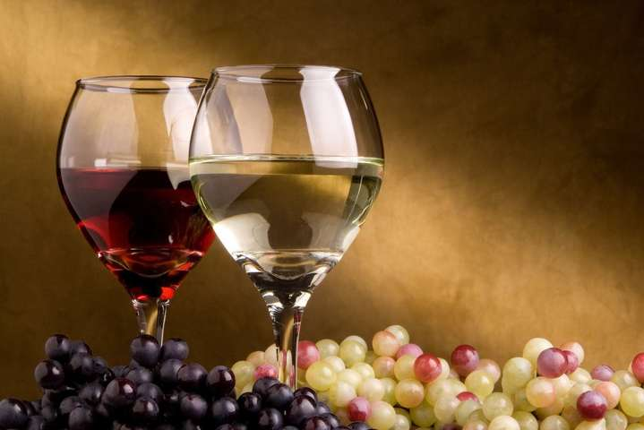 Ученые определили, чем опасен один бокал вина в день