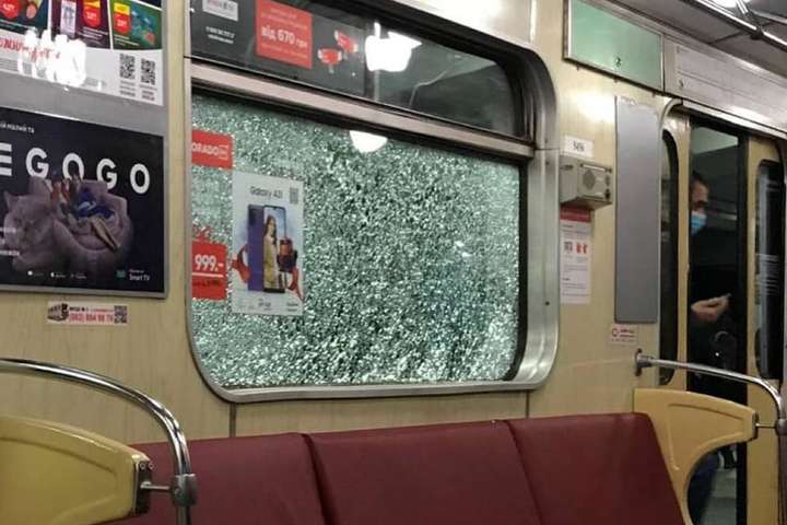 Напад невідомих на потяги метро: поліція відкрила справу, а підземка рахує збитки