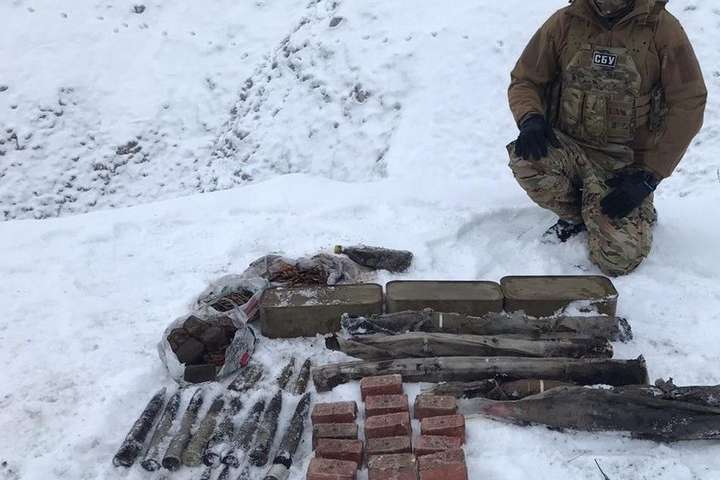 СБУ знайшла на Луганщині великий схрон з вибухівкою