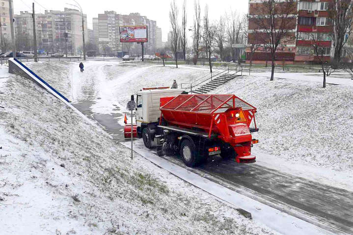 Снегопад усиливается: как дорожники расчищают Киев (видео)