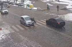 На Володимирській автівка збила пішохода: відео моменту ДТП