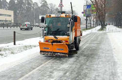 Снігопад у Києві: дорожники працюватимуть цілодобово (фото)