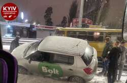 Автомобіль наскочив на відбійник 