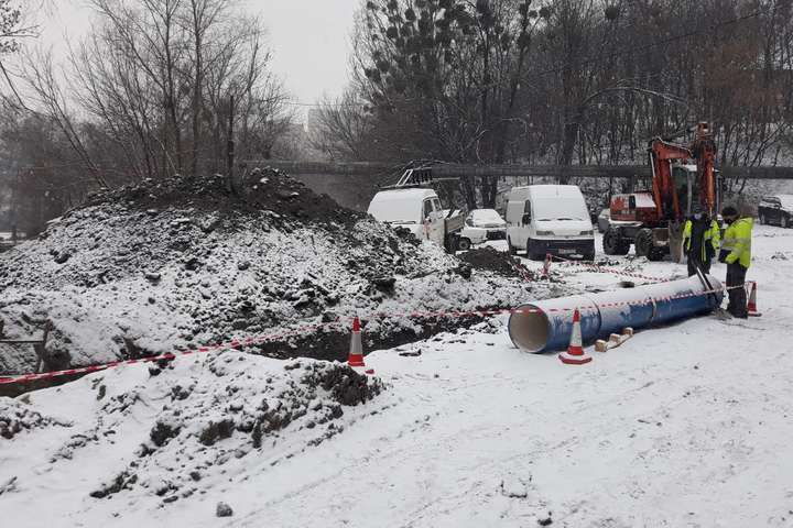 У Києві екскаватор пошкодив газопровід: без газу залишились десятки будинків (фото)