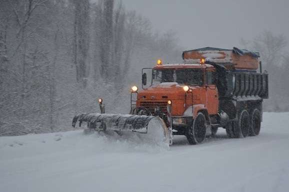 Вночі дороги Київщини чистили від снігу понад 200 спецмашин
