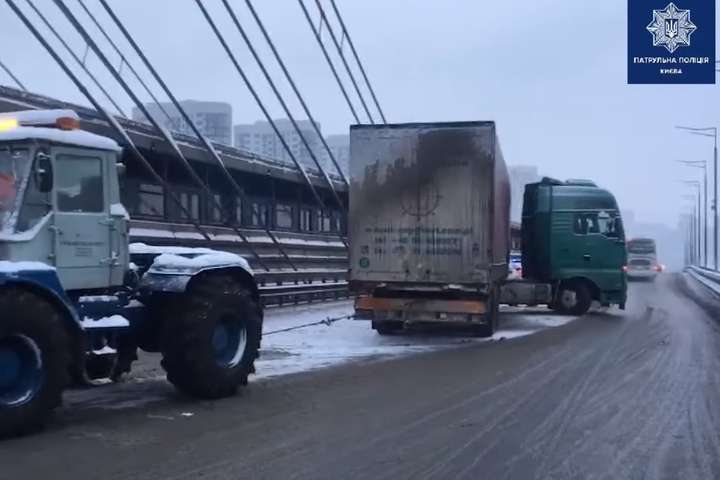 Комунальники прибрали вантажівку з мосту - На Південному мосту занесло фуру: рух було заблоковано (відео)