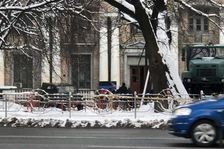 У Києві 20 людей з автоматами вивісили прапори «ДНР» (фото)