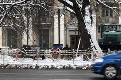 Перед входом у будівлю вивішені два прапори «ДНР»