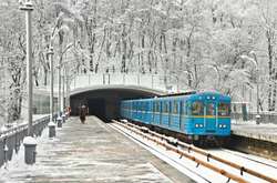 Від снігу очистили територію метрополітену