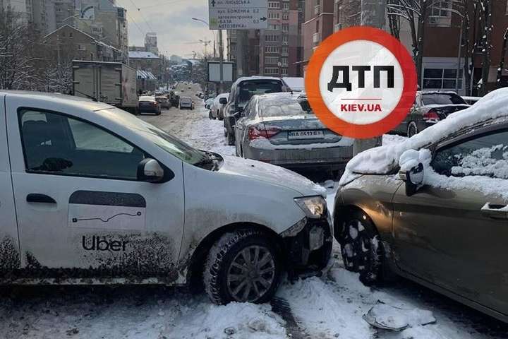 Наслідки негоди: в центрі Києва зіткнулися десять автівок (фото)