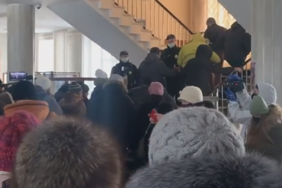 Штурм облради на Житомирщині: протестувальники вимагають знизити ціну на газ (відео)