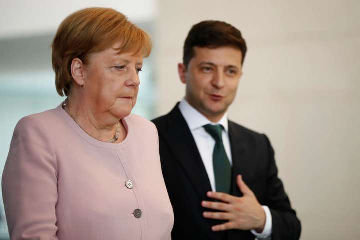 Зеленський попросив Меркель допомогти Україні отримати Covid-вакцину