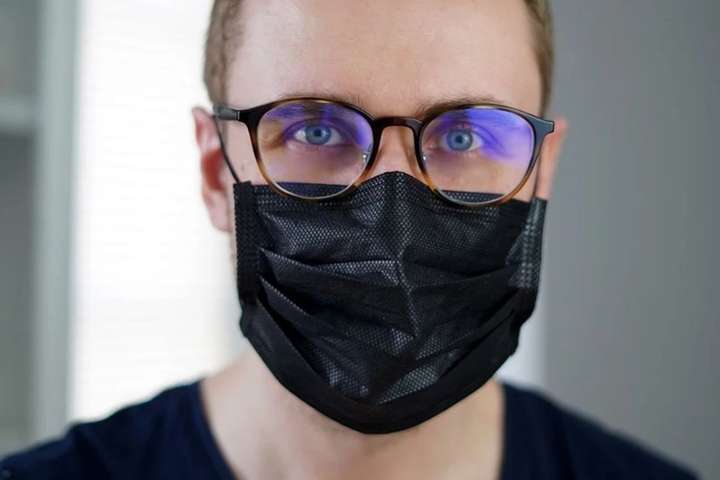 Насколько надежно защищает маска: простой трюк позволяет это проверить