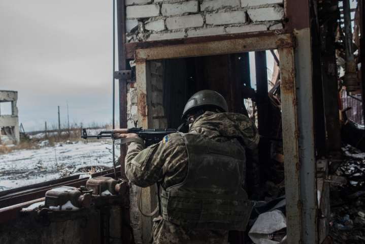 Доба на Донбасі: бойовики поранили військового