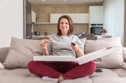 В Америке появилась работа мечты: надо смотреть сериалы и есть пиццу