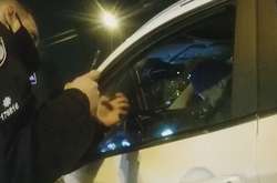 У Києві п’яний водій заснув за кермом автівки під час руху (відео)
