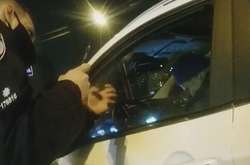 В Киеве пьяный водитель заснул за рулем автомобиля во время движения (видео)