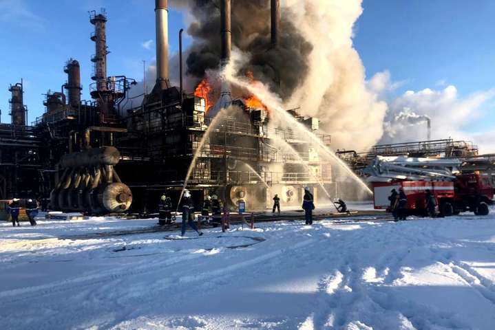 На химическом заводе в Калуше возник масштабный пожар (видео)