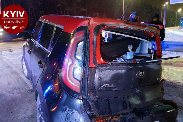 На трасі під Києвом п’яний водій Renault ледь не вбив молоду сім’ю (фото, відео)