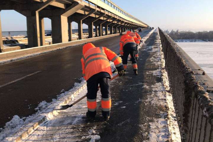 Комунальники третю добу розчищають Київ від снігу (фото)