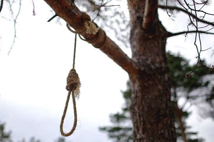 На Одещині знайшли повішеною на дереві 16-річну дівчину