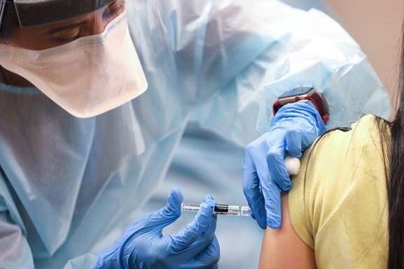 У «Слузі народу» сказали, за скільки і коли українці зможуть зробити щеплення вакцинами від Covid-19