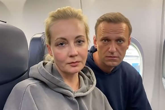 Навальний повертається у Росію. Відео з літака