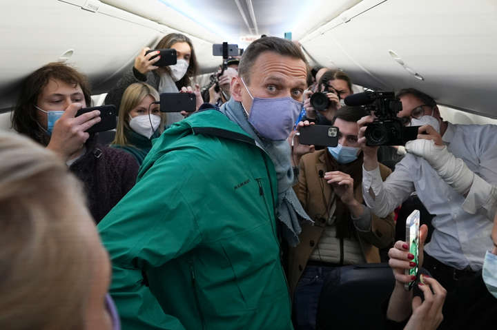 Навального заховали від прихильників: літак сів не у тому аеропорту