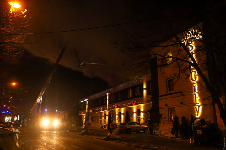 Кількість жертв пожежі в готелі в Одесі зросла