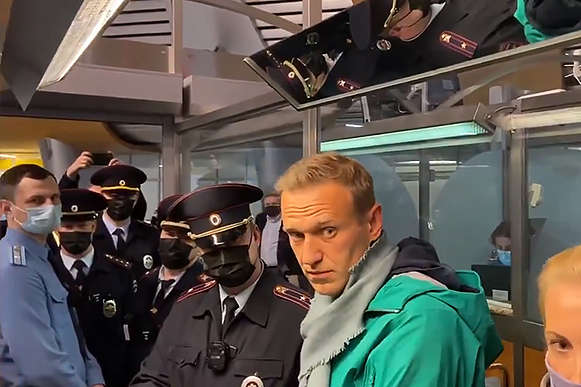 З'явилося повне відео затримання Навального