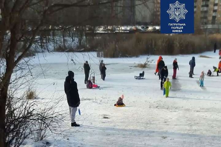 На озері в Києві патрульний витяг з-під криги дитину 