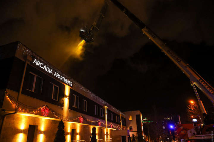 В Одессе загорелся отель: есть погибшие (видео)