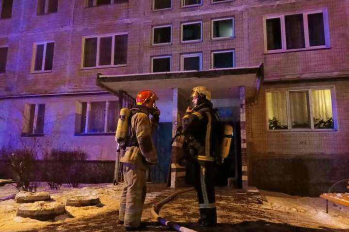 У Києві горіла багатоповерхівка, двоє людей постраждали (фото)