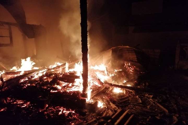 На Київщині біля церкви згоріли трапезні
