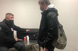 В Борисполе задержали иностранца, который вез наркотики в банке с супом