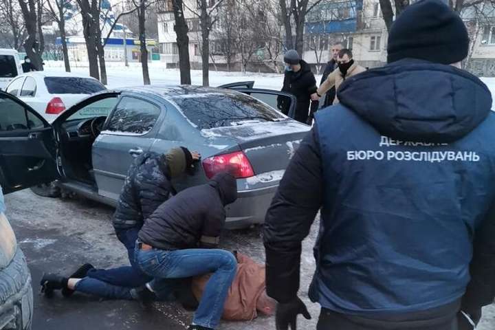 У Києві на хабарі у $10 тисяч попався оперуповноважений з особливо важливих справ 