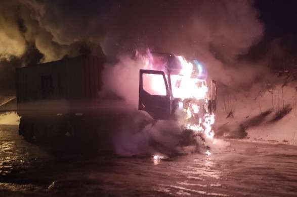 У Дніпрі під час руху загорілася вантажівка: є постраждалий